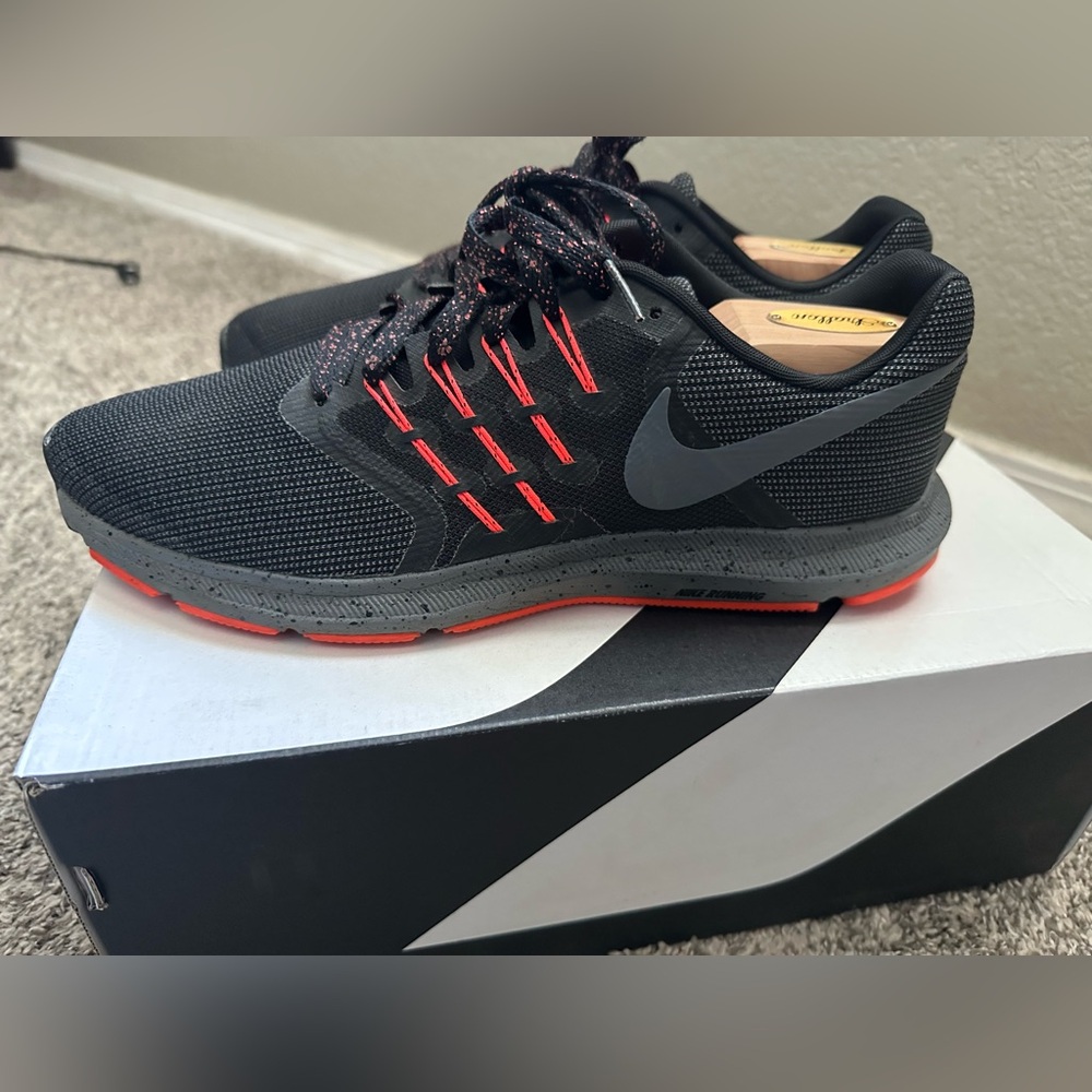Nike Men's Black and orange Run Swift size 10.5